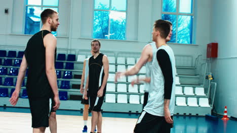 Equipo-De-Baloncesto-De-Secundaria-Jugando-En-El-Interior,-Practicando-Combinaciones-Y-Ejercicios.-4k-Uhd